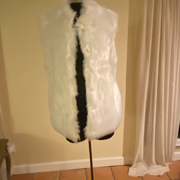 Masseys White Faux Fur Vest with Hook n Eye Closures in Front Size Large - Picture 5 of 7